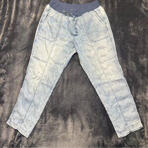 White House Black Market "The Tapered Ankle" Chambray  Women's Pants - Size 12.